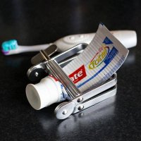 Механический выдавливатель зубной пасты